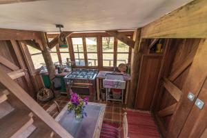 een keuken met een fornuis bij The Watch Tower 360' Bed View Shower Understars in Naivasha +5 foto's