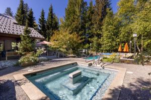 Bazén v ubytování Horstman House by Whistler Premier nebo v jeho okolí