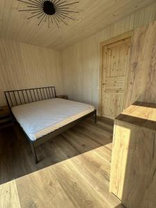 Postel nebo postele na pokoji v ubytování Mežmalas atpūtas bāze
