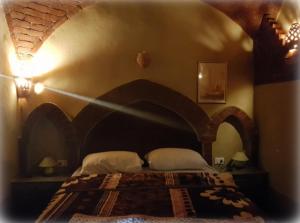 a bedroom with a bed with an arched ceiling at Harmony Villas Sleeps 4 with Garden in Al Qurnah +18 photos