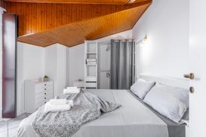 Rúm í herbergi á Gallarate Central Suite