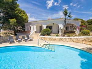 una villa con piscina y una casa en AVANOA - Cabo Palos Moraira, en Cap Blanc