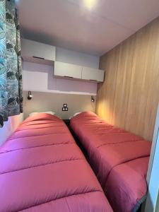 Camping Parc d'Audinac les Bains 3 étoiles - Piscine chauffée - Vue montagne客房内的一张或多张床位