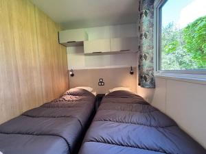 Camping Parc d'Audinac les Bains 3 étoiles - Piscine chauffée - Vue montagne客房内的一张或多张床位