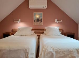 two beds in a room with a attic at AU B'HONNEUR DE BLOIS Gîte 5 étoiles pour 6 personnes avec JACUZZI in Blois