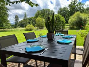 Camping Parc d'Audinac les Bains 3 étoiles - Piscine chauffée - Vue montagne外面的花园