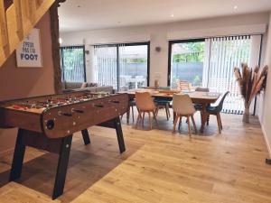 a living room with a pool table and a dining room at AU B'HONNEUR DE BLOIS Gîte 5 étoiles pour 6 personnes avec JACUZZI in Blois
