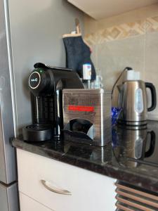 eine Kaffeemaschine auf einer Küchentheke in der Unterkunft Casa Da Serra in Oliveira de Frades