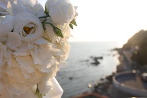 a bouquet of white flowers sitting next to the water at Hotel Villa Margherita in Quercianella