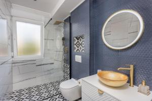 リエカにあるAdastra apartments with private parking and floor heatingの洗面台と鏡のあるバスルーム +8枚の写真