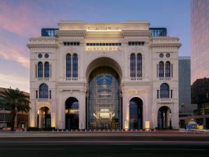 ジッダにあるThe Hotel Galleria Jeddah, Curio Collection by Hiltonの街の通りにある大きな白い建物