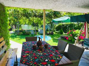 Taman di luar Home Inn-Guesthouse