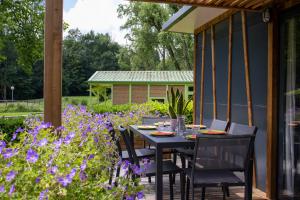 Camping Parc d'Audinac les Bains 3 étoiles - Piscine chauffée - Vue montagne外面的花园