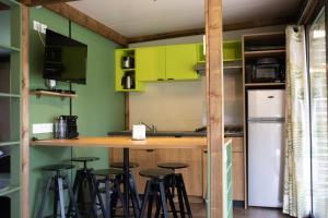 Camping Parc d'Audinac les Bains 3 étoiles - Piscine chauffée - Vue montagne的厨房或小厨房