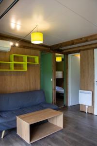 Camping Parc d'Audinac les Bains 3 étoiles - Piscine chauffée - Vue montagne的休息区