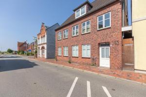 una calle vacía junto a un edificio de ladrillo en Onkel Theodor, en Husum