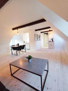 Posezení v ubytování Beautiful Double Room In The Center Of City