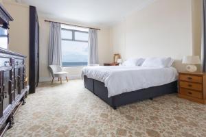 伊林港Falcon's Nest Hotel的一间带大床和窗户的卧室