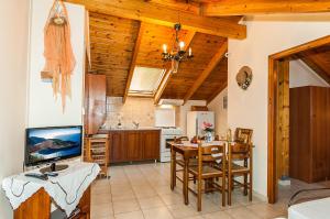 Kuchyň nebo kuchyňský kout v ubytování Kavos Psarou Studios & Apartments