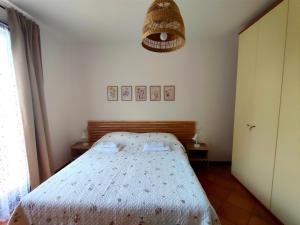 a bedroom with a bed in a room at Casangelina - Luminoso bilocale a piano terra in Peschiera del Garda +16 photos