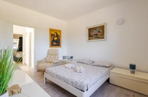 A bed or beds in a room at Casa Relax, comfortable Villa with Sauna and view