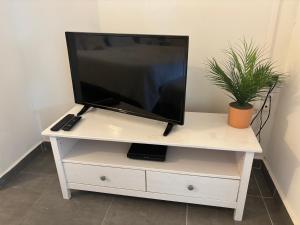 TV o dispositivi per l'intrattenimento presso Logement paisible jacuzzi jardin privatif climatisation