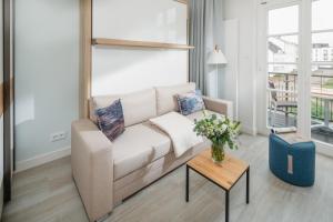 ein Wohnzimmer mit Sofa und Tisch in der Unterkunft Nordstrandperle Ap H6 in Norderney