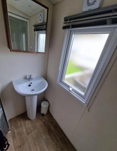 Bagno di Modern 2017 model Delta Sienna static caravan in Clarach Bay