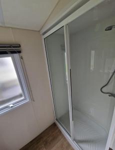 un armadio in vetro in una stanza con finestra di Modern 2017 model Delta Sienna static caravan in Clarach Bay ad Aberystwyth