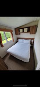 Letto o letti in una camera di Modern 2017 model Delta Sienna static caravan in Clarach Bay