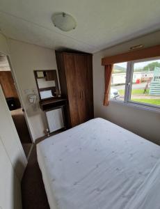 Letto o letti in una camera di Modern 2017 model Delta Sienna static caravan in Clarach Bay