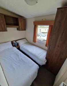 Letto o letti in una camera di Modern 2017 model Delta Sienna static caravan in Clarach Bay