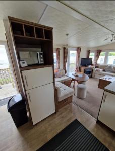 soggiorno con frigorifero bianco e soggiorno di Modern 2017 model Delta Sienna static caravan in Clarach Bay ad Aberystwyth