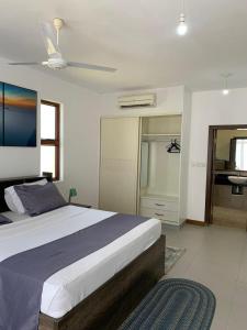 een slaapkamer met een groot bed en een badkamer bij Luxurious Beachfront Villa with Private Pool - Sultan Palace in Kilifi +36 foto's