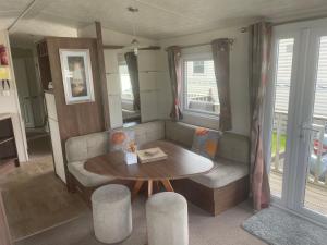 Area soggiorno di Modern 2017 model Delta Sienna static caravan in Clarach Bay
