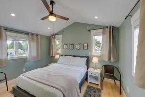 Un dormitorio con una cama y un ventilador de techo. en Awesome Missoula Home with Patio Less Than 2 Mi to Downtown!, en Missoula