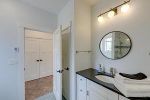 Un baño blanco con lavabo y espejo. en Awesome Missoula Home with Patio Less Than 2 Mi to Downtown!, en Missoula 17 fotos más