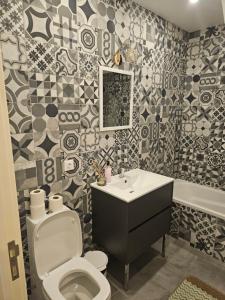 un bagno con un water, un lavandino e una vasca di BeU Guesthouse a Ponta Delgada Altre 65 foto