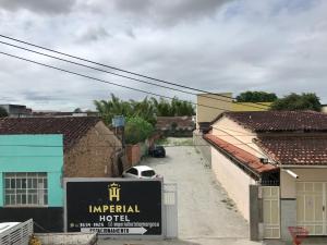una calle vacía en una ciudad con un cartel de hotel en Imperial Hotel Amargosa, en Amargosa