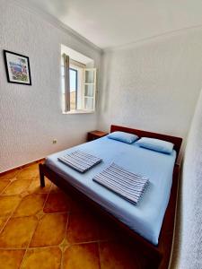 Un pat sau paturi într-o cameră la Lux 2-bedroom apartment in Old town Herceg Novi +5 fotografii