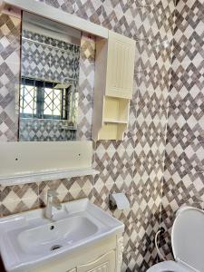 un baño con lavabo y espejo en 2 Bedroom Fully Furnished-02, en Sotuom 10 fotos más