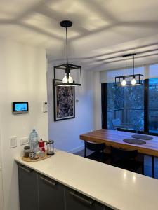 eine Küche mit Tisch und Esszimmer in der Unterkunft 304 San Lorenzo in Mar del Plata