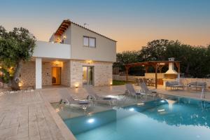 een villa met zwembad voor een huis bij Miroy Sea View Villa in Atsipopoulo +34 foto's