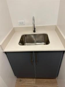 eine Küchentheke mit Spüle in der Küche in der Unterkunft 304 San Lorenzo in Mar del Plata