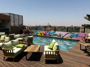 Bazén v ubytování Hotel Le Rocher Marrakech nebo v jeho okolí