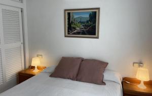 Postel nebo postele na pokoji v ubytování ES CASTELL 2 4 by SOM Menorca