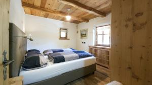 リヴィーニョにあるChalet Cantonの窓のある部屋にベッドがある寝室