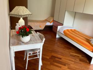 a bedroom with a bed and a table with a lamp at Appartamento al lago in Corgeno