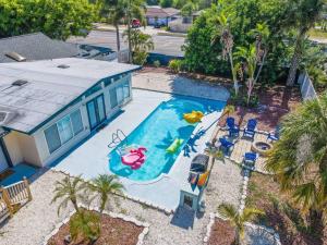 an overhead view of a swimming pool with a pool toy at 2br Family Retreat Orlando Full Kitchen in Orlando