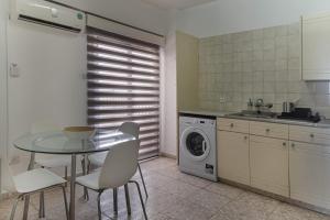 Kuchyň nebo kuchyňský kout v ubytování Phaedrus Living Seaview Phinikoudes Flat